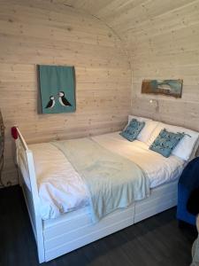 Giường trong phòng chung tại Faltban Highland Cabin in Oldshoremore