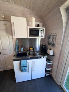 Nhà bếp/bếp nhỏ tại Faltban Highland Cabin in Oldshoremore