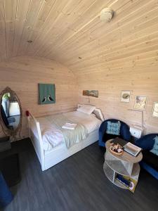 Giường trong phòng chung tại Faltban Highland Cabin in Oldshoremore