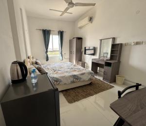 En eller flere senge i et værelse på Near Airport Rooms