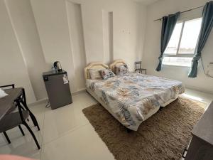 En eller flere senge i et værelse på Near Airport Rooms