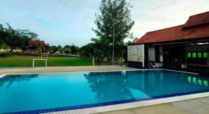 Bazén v ubytování OYO Home 90745 Desa Balqis Beach Resort nebo v jeho okolí