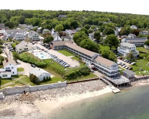 Luftaufnahme eines Ferienresorts am Strand in der Unterkunft Sea Chambers in Ogunquit