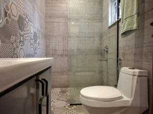 een badkamer met toilet en wastafel bij 2 Bedroom Serviced Home in Lahore +20 foto's