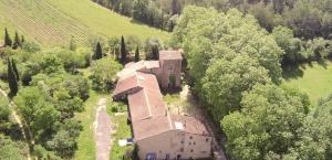 een luchtzicht op een oud gebouw in een veld bij Le Castillou in Luc-sur-Aude