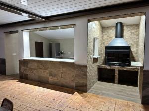 une cuisine avec un miroir et une cuisinière dans l'établissement La Villa de Alba - Casa Rural en Montefrío, à Montefrío