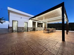 un patio extérieur avec une table et des chaises dans l'établissement La Villa de Alba - Casa Rural en Montefrío, à Montefrío 22 autres photos