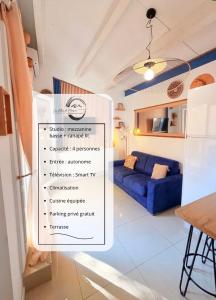 een woonkamer met een blauwe bank en een tafel bij Le Parfum bleuté in Cap d'Agde