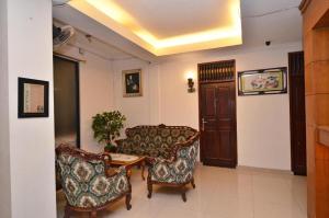 un salon avec un canapé et deux chaises dans l'établissement Havilla Maranatha, à Kampungdurian