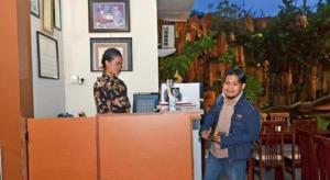 deux hommes debout au comptoir d'un restaurant dans l'établissement Havilla Maranatha, à Kampungdurian