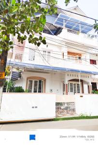 Bygningen som pensionatet ligger i + 11 billeder