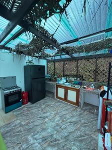 una cucina con fornelli e piano di lavoro di Camping Nany a Taputapuapea