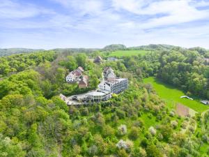 an aerial view of a large house in the forest at Berg-Gasthof Hötzelein in Kunreuth