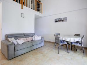 un soggiorno con un divano e un tavolo di Haut du Lac I N205 3P6 a Homps