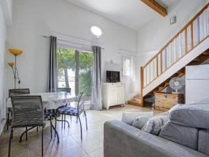un soggiorno con un divano e un tavolo di Haut du Lac I N205 3P6 a Homps