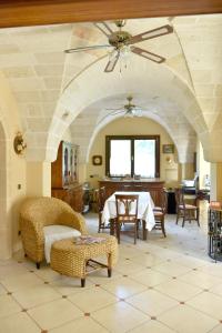 salon ze stołem i sufitem w obiekcie B&B Villa Anastasia Club w mieście Mesagne
