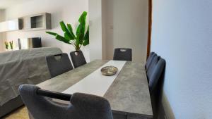 ein Esszimmer mit Tisch und Stühlen in der Unterkunft Apartalux Star Magic II in Águilas