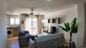 ein Wohnzimmer mit 2 Sofas und einer Pflanze in der Unterkunft Apartalux Star Magic II in Águilas