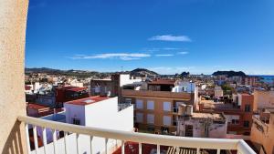 Blick auf eine Stadt vom Balkon in der Unterkunft Apartalux Star Magic II in Águilas