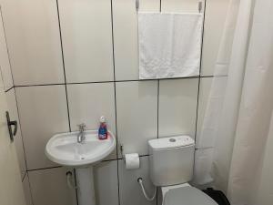een kleine badkamer met toilet en wastafel bij 101-Quarto Pousada Hg in Vila Nova do Sul