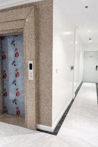 een kamer met een muur met een klimwand bij Royal Hotel Hà Nội in Hanoi