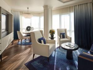 un soggiorno con un divano, sedie e un tavolo di Sofitel Barcelona Skipper a Barcellona