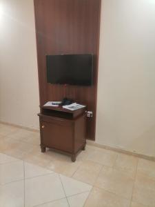 Et tv og/eller underholdning på شقق مزون للشقق المخدومة