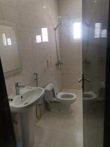 Et badeværelse på شقق مزون للشقق المخدومة