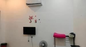 TV a/nebo společenská místnost v ubytování BENUTHOMESTAY + 39 fotografií