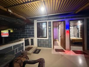 une pièce avec une maison aux murs bleus et une porte dans l'établissement Kamal Rooms Ac and non ac, à Gokarna