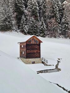 a small cabin in the snow at Burgfrieder Mühle in Rasun di Sopra