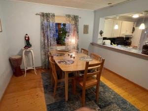 eine Küche und ein Esszimmer mit Tisch und Stühlen in der Unterkunft Litet hus utanför Luleå in Luleå + 3 Fotos