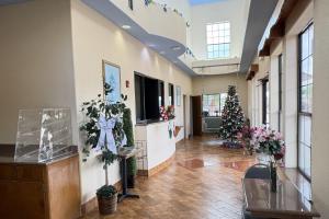 een hal met kerstversieringen en een kerstboom bij Regency Inn & Suites By Capital O Houston IAH Airport in Humble