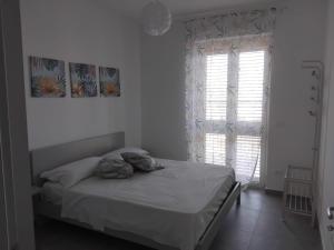 een slaapkamer met een bed en een raam bij Marie Plus In Centro in Capo dʼOrlando