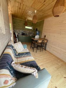 Et opholdsområde på cabaña con vista al río