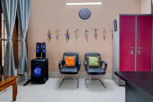 Khu vực ghế ngồi tại SPOT ON by OYO Sanskrit Guest House