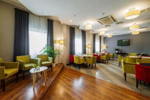 a restaurant with chairs and tables in a room at Hotel 500 W Strykowie in Stryków