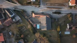an overhead view of a house in a yard at Kremstalhof in Gföhl