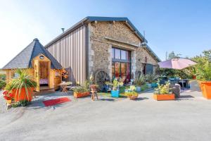 une maison avec des plantes devant dans l'établissement Les Philous Gourmands, à Sevremont