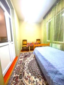 - une chambre avec un lit, une fenêtre et un tapis dans l'établissement Free Pick up service Airport Apartment, à Bina