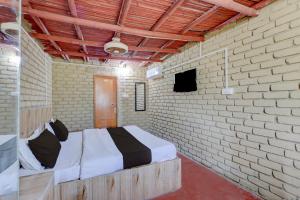 En eller flere senge i et værelse på Collection O Ajmer - Pushkar Bypass Formerly Shakti Resort + 37 billeder