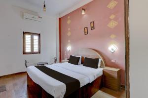 En eller flere senge i et værelse på Collection O Ajmer - Pushkar Bypass Formerly Shakti Resort