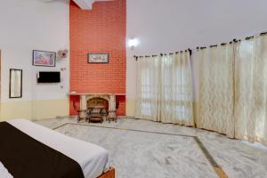 En eller flere senge i et værelse på Collection O Ajmer - Pushkar Bypass Formerly Shakti Resort