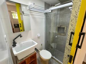 a bathroom with a toilet and a sink and a shower at Vila em Laranjeiras in Rio de Janeiro
