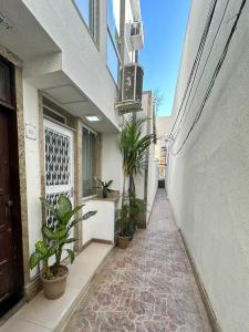 a walkway with potted plants on the side of a building at Vila em Laranjeiras in Rio de Janeiro