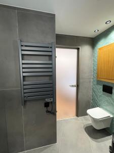 bagno con servizi igienici bianchi e porta di 42 Studio 8 a Komotini