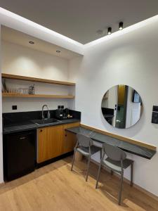 una cucina con bancone, lavandino e specchio di 42 Studio 8 a Komotini