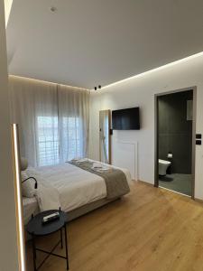 una camera da letto con un letto grande e un bagno di 42 Studio 8 a Komotini