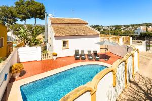 una casa con piscina sul balcone di Villa Nispero a El Tosalet