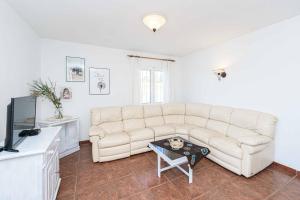 un soggiorno con un divano e un tavolino da caffè di Villa Nispero a El Tosalet